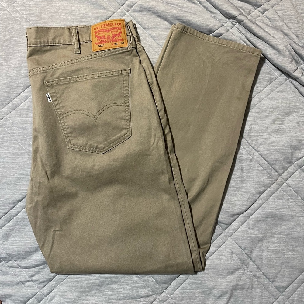 Men’s Straight 541 Levi Khakis